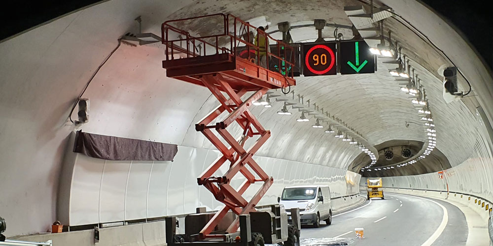 Trabajadores haciendo una reforma de el interior un túnel que es uno de los servicios de pintura que ofrecemos